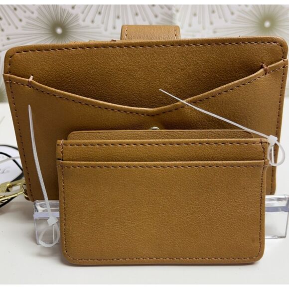 NWT Steve Madden tan bifold wallet/wristlet with detachable card case - Picture 4 of 6